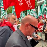 al microfono Michele Vannini, a fianco Lello Tramparulo della Fp Cgil