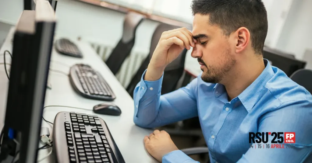 operatore stressato al pc