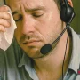 operatore che soffre il caldo in ufficio