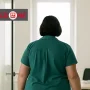 assistente sociale entra in ufficio