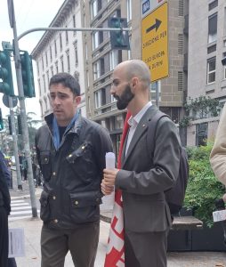 Andrea Ferraccio con la bandiera Fp Cgil