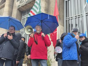 presidio sindacale, al megafono Riccardo Rattini, Fp Cgil 