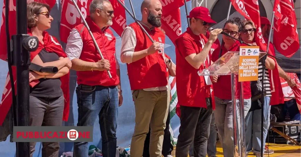 oscar rizzo fp cgil como dal palco della manifestazione del 17 aprile 2026 per lo sciopero sanità privata e rsa