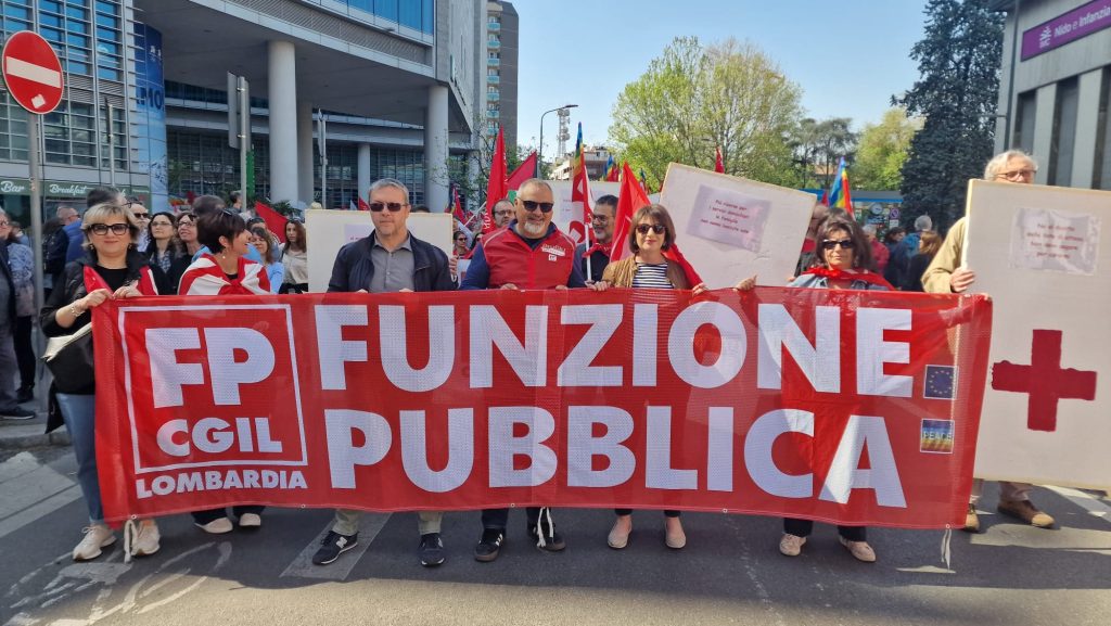 manifestazione e striscione Fp Cgil Lombardia