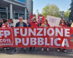 manifestazione e striscione Fp Cgil Lombardia