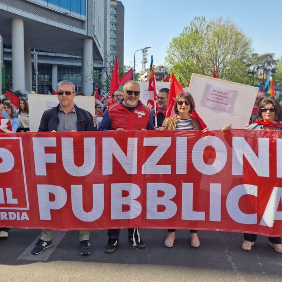 manifestazione e striscione Fp Cgil Lombardia