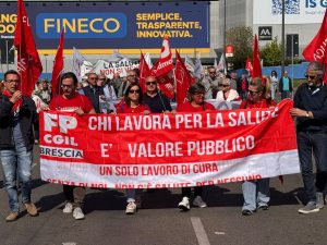 striscione fp cgil brescia chi lavora per la salute è valore pubblico