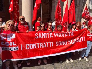 striscione fp cgil brescia contratti sanità scaduti